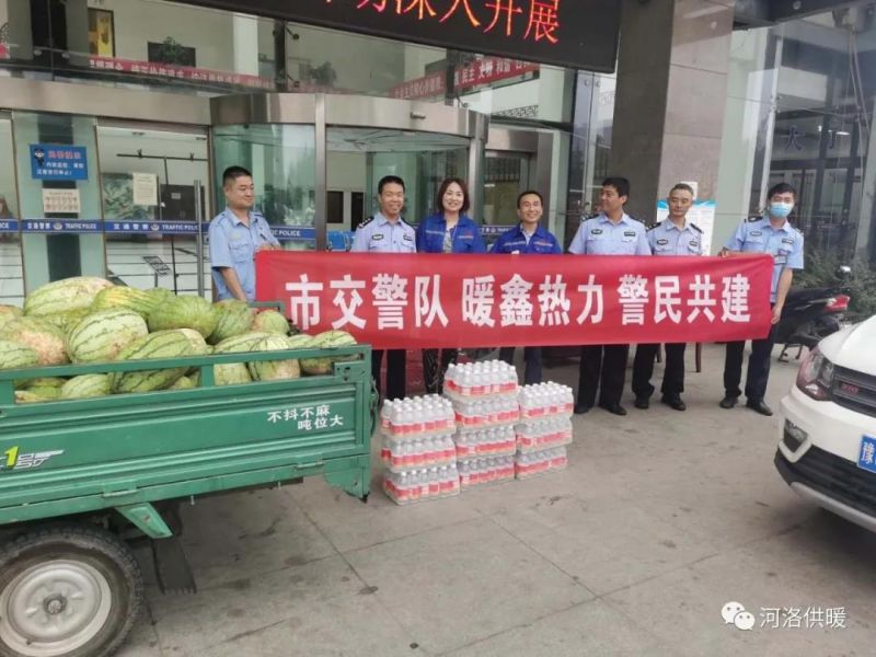 高溫下交警執(zhí)勤忙，暖鑫熱力送瓜送水送清涼